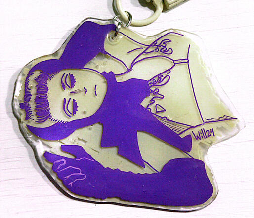 Chica de turbante demonio recostada