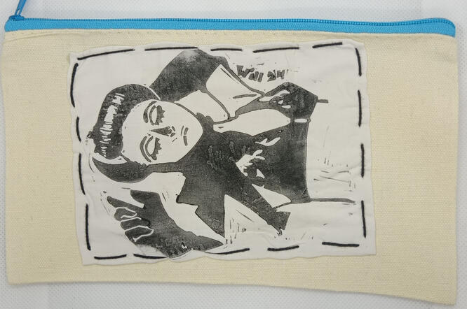 Chica con turbante demonio recostada negro