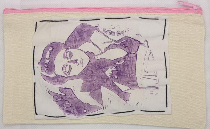 Chica con turbante demonio recostada violeta