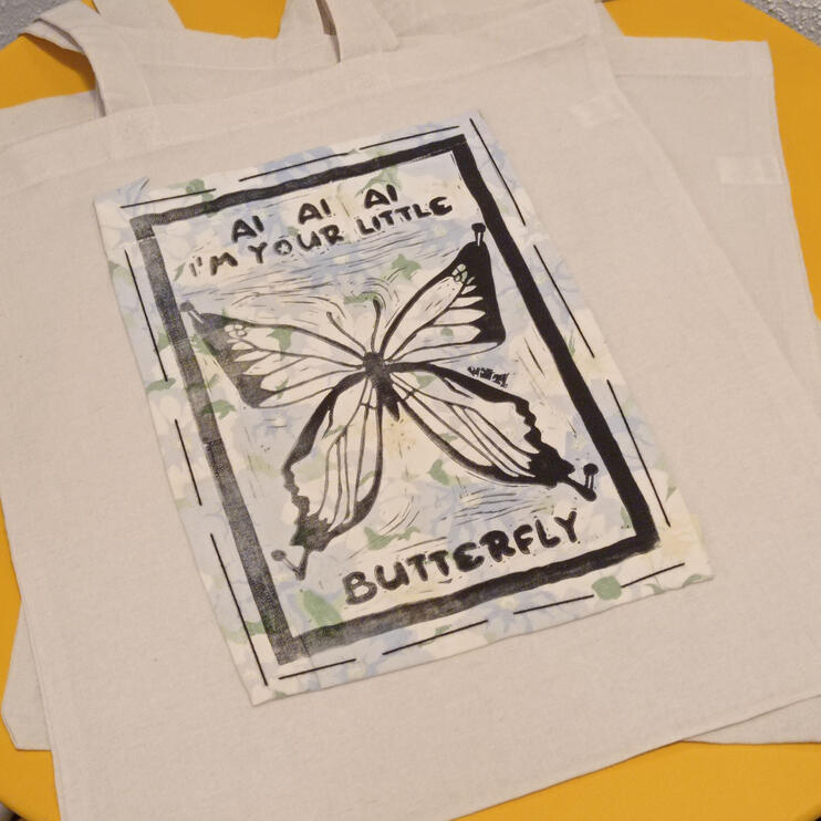 (A) Ai Ai Ai negro sobre flores