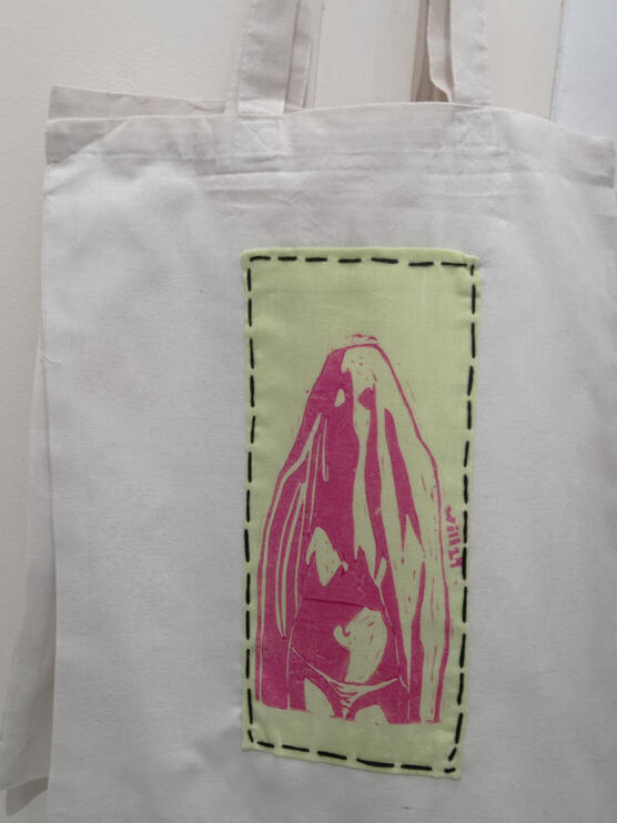 (A) chica fantasma rosa en verde