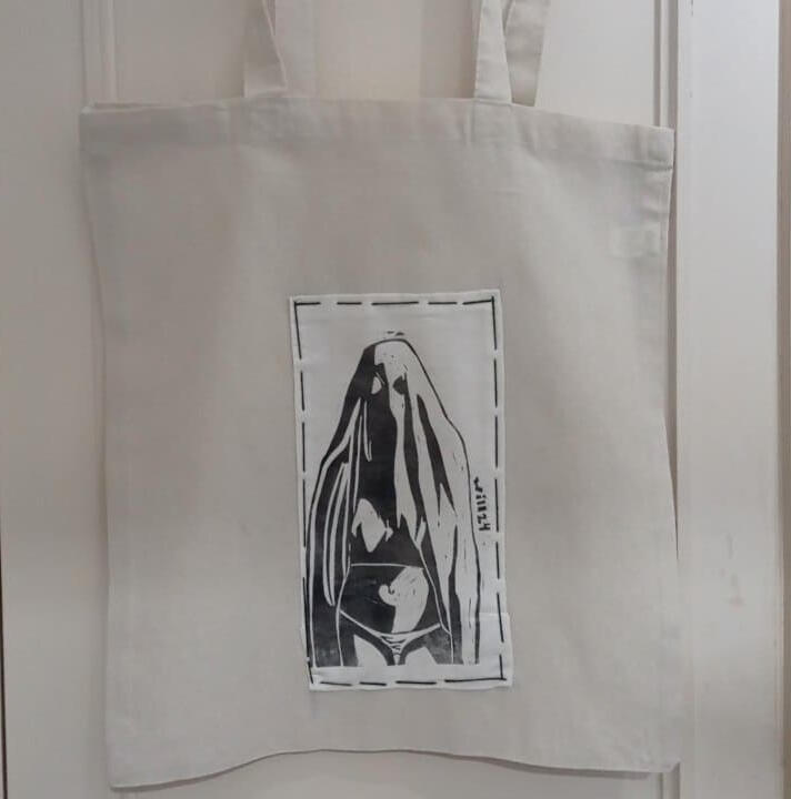 Chica fantasma negro